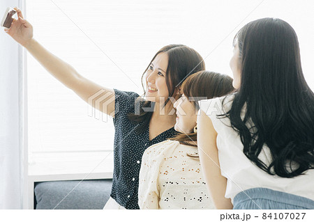 自撮りする女性たち 自撮りする女性たち 84107027