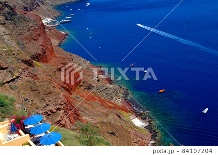 サントリーニ島　エーゲ海とイアの崖の上のリゾート 84107204