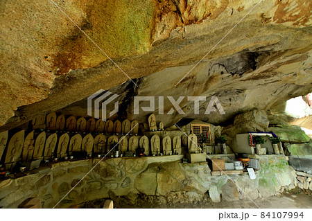 尾鷲岩屋堂の石仏　【三重県尾鷲市】 84107994