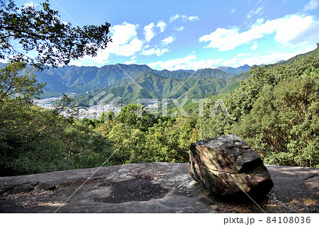 尾鷲岩屋堂近くの八畳岩から尾鷲市街を望む【三重県尾鷲市】 尾鷲岩屋堂近くの八畳岩から尾鷲市街を望む【三重県尾鷲市】 84108036