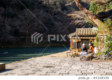 のどかな川沿いの茶屋の風景 84108590