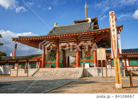 大阪、四天王寺の中門 (仁王門) と五重塔、結縁柱 84108667