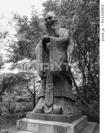 東京湯島・湯島聖堂の孔子像 84108969