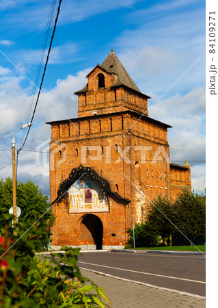 View of the ancient Pyatnitskie Gates in the Kolomna 84109271