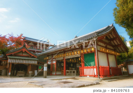 大阪、四天王寺の亀井堂、亀井不動尊、太鼓楼が見える秋の風景 84109763