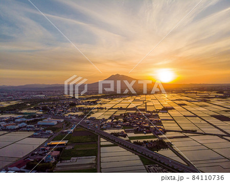 水田と岩木山の夕景 84110736