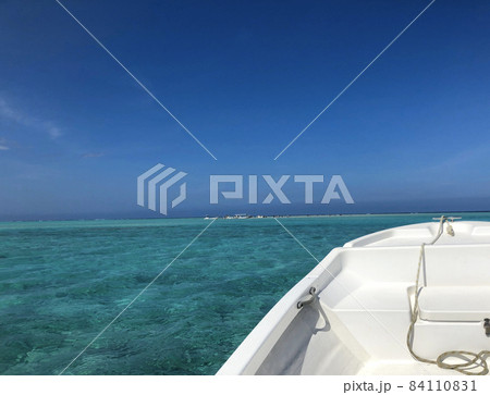 エメラルドグリーンの海の上　 84110831