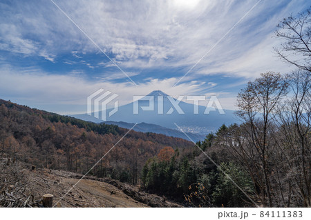 木無山の山頂から見た富士山（三ツ峠山） 84111383