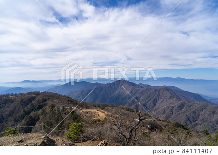三ツ峠山(開運山)の山頂から見た南アルプス方面の景色 三ツ峠山(開運山)の山頂から見た南アルプス方面の景色 84111407