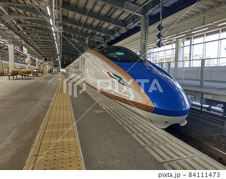 新潟駅 停車中の新幹線 トキ 新潟駅 停車中の新幹線 トキ 84111473