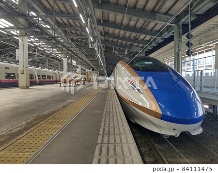 新潟駅 停車中の新幹線 トキ 新潟駅 停車中の新幹線 トキ 84111475