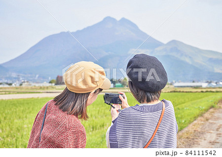 女子旅で由布岳を撮影する若い女性と友達 女子旅で由布岳を撮影する若い女性と友達 84111542