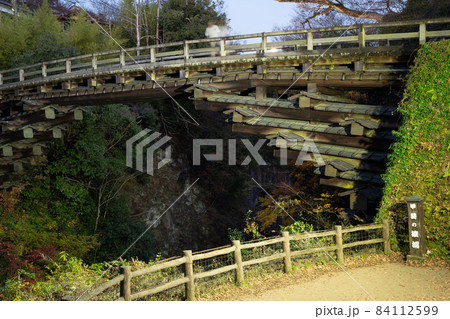(山梨県)日本三奇橋 紅葉期の猿橋 ライトアップ (山梨県)日本三奇橋 紅葉期の猿橋 ライトアップ 84112599