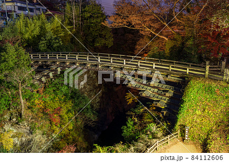 （山梨県）日本三奇橋　紅葉期の猿橋　ライトアップ 84112606