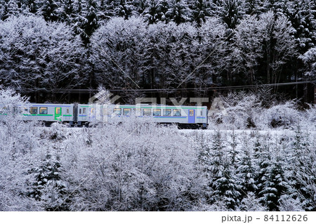 【北海道美瑛町】初冬の雪景色と富良野線 11月 【北海道美瑛町】初冬の雪景色と富良野線 11月 84112626