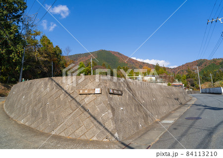 百蔵山登山口バス停付近から見た百蔵山（山梨県大月市） 84113210