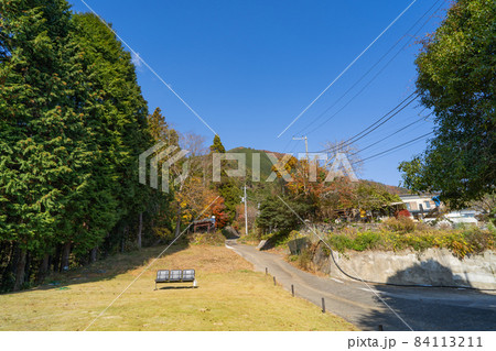 登山口付近から見た百蔵山（山梨県大月市） 84113211