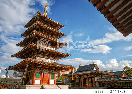 大阪、四天王寺の中心伽藍、五重塔と仁王門が見える風景 大阪、四天王寺の中心伽藍、五重塔と仁王門が見える風景 84113266