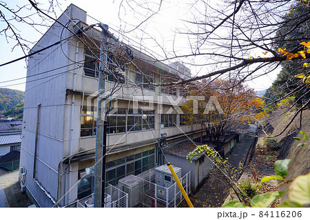 【廃校】福山市立千年小学校の校舎の風景　広島県福山市 84116206