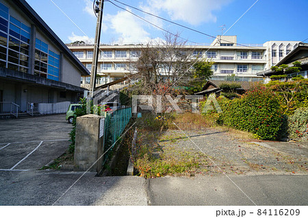 【廃校】福山市立千年小学校の通用門と校舎　広島県福山市 84116209