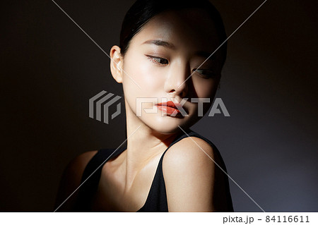 光と影のコントラストがある黒背景の美容ポートレート 光と影のコントラストがある黒背景の美容ポートレート 84116611