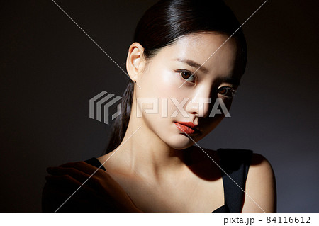 光と影のコントラストがある黒背景の美容ポートレート 光と影のコントラストがある黒背景の美容ポートレート 84116612