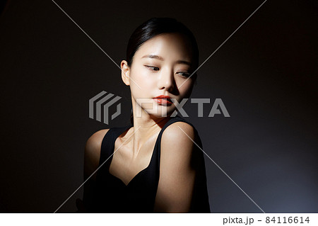 光と影のコントラストがある黒背景の美容ポートレート 光と影のコントラストがある黒背景の美容ポートレート 84116614