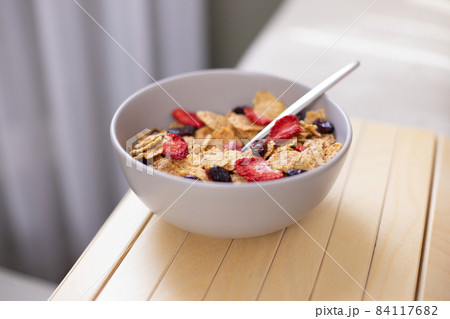 Corn flakes in white bowl 84117682
