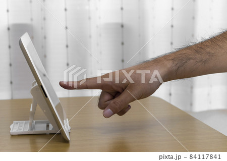 タブレット端末の画面を指さす男の手（日本人、30代) 84117841