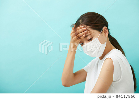 若い女性　注射　ワクチン 84117960