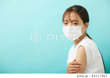 若い女性　注射　ワクチン 84117962