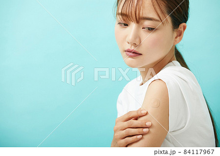 若い女性　注射　ワクチン 84117967