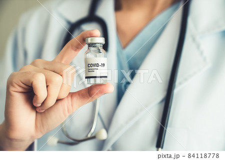 Skillful doctor prepare vaccine proficiently before injection 84118778