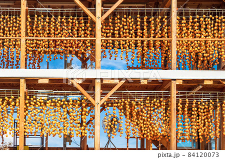 〈島根県〉干し柿の里 干し柿 オレンジ色の柿すだれ 〈島根県〉干し柿の里 干し柿 オレンジ色の柿すだれ 84120073