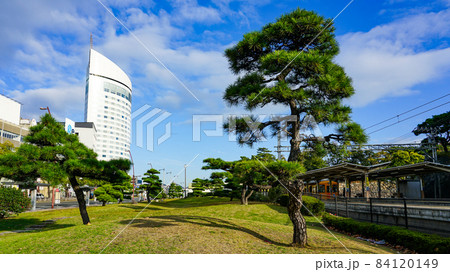 高松築港駅の高松琴平電気鉄道しあわせさんこんぴらさん号(香川県高松市) 高松築港駅の高松琴平電気鉄道しあわせさんこんぴらさん号(香川県高松市) 84120149
