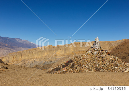 Gyu La pass in the Himalayas. 84120356