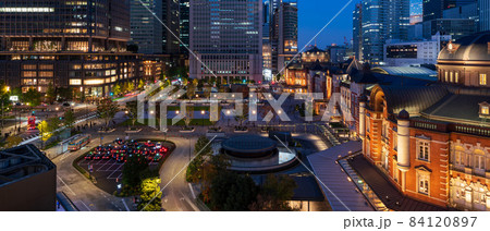 【東京都市風景】ライトアップされた東京駅 84120897