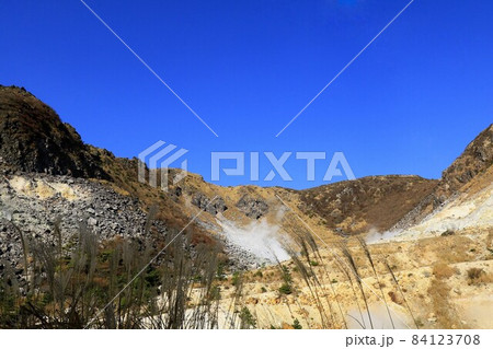 秋の伽藍岳の風景　活火山　由布市湯布院町塚原　 84123708