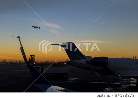 Aircraft preparation de icing before the flight 84123878