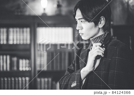 銃を持った男性 84124366