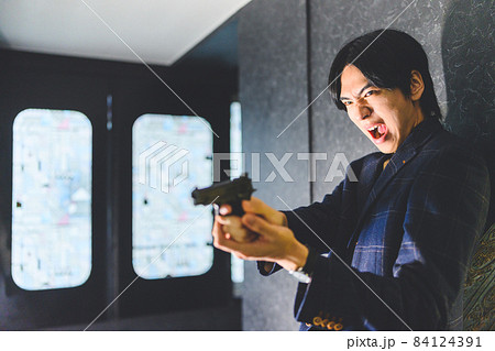 銃を持った男性 84124391