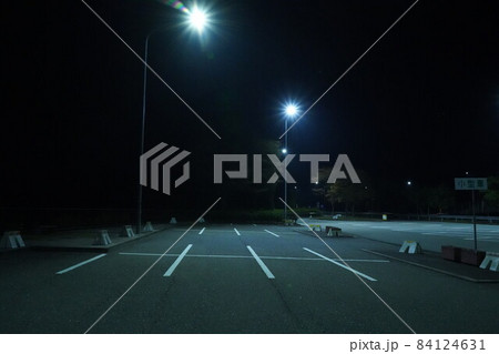 駐車場 無人 夜間 駐車場 無人 夜間 84124631