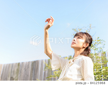 日光を浴びる女性 84125968