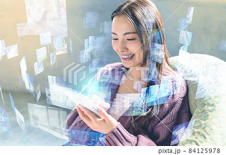 スマホと女性 84125978