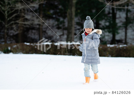 雪の降った公園で遊ぶ子供 雪の降った公園で遊ぶ子供 84126026