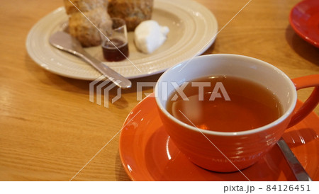 紅茶とスコーン 84126451