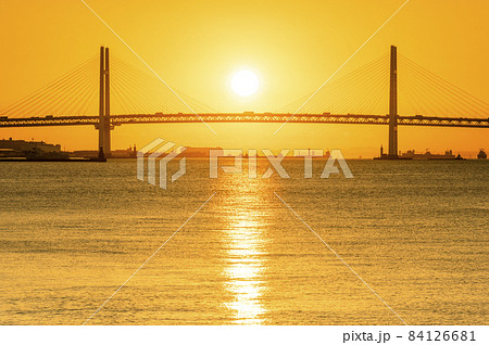 夜明けの横浜ベイブリッジと朝日が反射する海 84126681