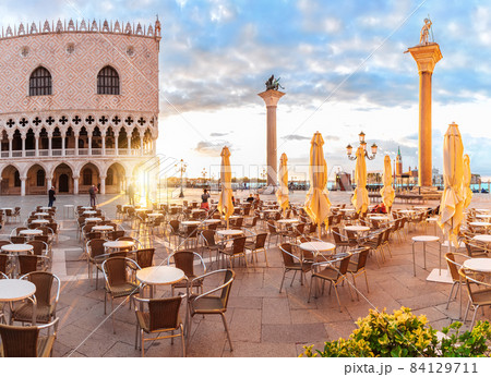 Traditional italian street cafe near the Doge's palace of Venice Traditional italian street cafe near the Doge's palace of Venice 84129711