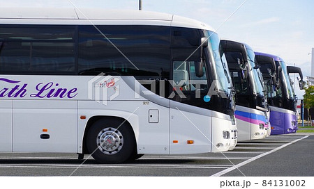 駐車場に並ぶ観光バス 駐車場に並ぶ観光バス 84131002