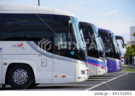 駐車する観光バス　ビジネスイメージ 84131003